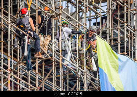 Brazil, Rio de Janeiro, men on a scaffold, provisional stand-by stand to prepare the Olympic game Stock Photo