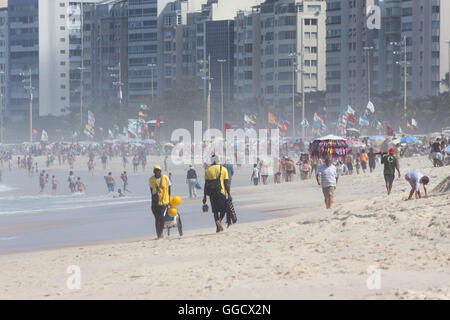 Brazil, Rio de Janeiro, beach vendors on the sprawling beach at Copacabana to the Olympics Stock Photo