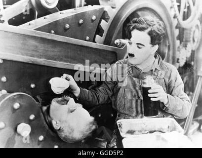 MODERNE ZEITEN / Modern Times USA 1936 / Charles Chaplin Tea Time am Fließband: CHESTER CONKLIN und CHARLIE CHAPLIN in 'Modern Times'. Regie: Charles Chaplin aka. Modern Times Stock Photo