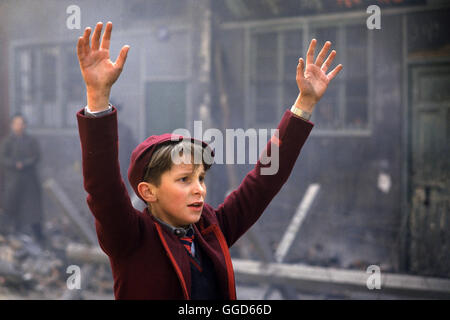 DAS REICH DER SONNE / Empire of the Sun USA 1987 / Steven Spielberg Shanghai 1941: Als die Japaner die Stadt angreifen, wird der 11jährige Jim (CHRISTIAN BALE) von seinen Eltern getrennt und irrt wochenlang durch die Stadt, bis er in ein Internierungslager gesteckt wird. Dort nimmt ihn der Schwarzhändler Basie unter seine Fittiche und bringt ihm die nötigen Tricks bei, um zu überleben... Regie: Steven Spielberg aka. Empire of the Sun Stock Photo