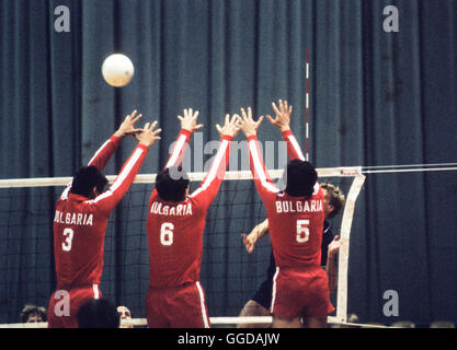 Action during match with Bulgaria at Long Beach Arena, men's 1984 Olympic volleyball team Stock Photo