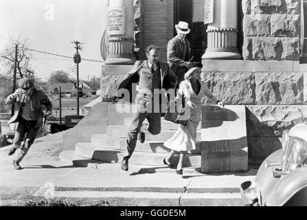 BONNIE UND CLYDE / Bonnie And Clyde USA 1967 / Arthur Penn Die abenteuerliche Geschichte des Gangsterpärchens Bonnie Parker (FAYE DUNAWAY) und Clyde Barrow (WARREN BEATTY), die den amerikanischen Südwesten in den 20er Jahren in Angst und Schrecken versetzen, endet tragisch ... Regie: Arthur Penn aka. Bonnie And Clyde Stock Photo