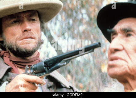 DER TEXANER / The Outlaw Josey Wales USA 1975 / Clint Eastwood Die Familie des Farmers Josey Wales (CLINT EASTWOOD) ist von Banditen ermordet worden. Darauf zieht er ziellos durchs Land. Dabei trifft er den alten Cherokee-Häuptling Lone Watie (CHIEF DAN GEORGE, re.). Regie: Clint Eastwood aka. The Outlaw Josey Wales Stock Photo