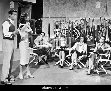 WENN DIE STERNE LEUCHTEN / Four Girls in Town USA 1956 / Szene mit GEORGE NADER, ELSA MARTINELLI, JOHN GAVIN, GIA SCALA, JULIE ADAMS, MARIANNE COOK aka. Four Girls in Town Stock Photo