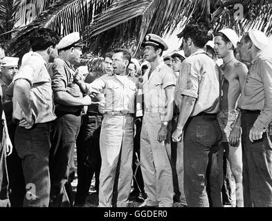 KLAR SCHIFF ZUM GEFECHT / Away all Boats USA 1956 / Joseph Pevney Filmszene aus 'Away all Boats' mit JAMES WESTERFIELD, DON KEEFER, GEORGE NADER Regie: Joseph Pevney aka. Away all Boats Stock Photo