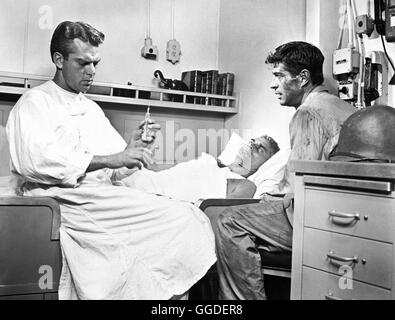 KLAR SCHIFF ZUM GEFECHT / Away all Boats USA 1956 / Joseph Pevney Filmszene aus 'Away all Boats' mit KEITH ANDES, JEFF CHANDLER, GEORGE NADER Regie: Joseph Pevney aka. Away all Boats Stock Photo