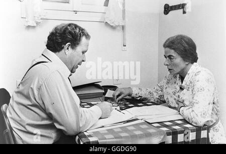 GOLDA MEIR / A Woman called Golda USA 1981 / Alan Gibson Ein Porträtfilm über Stationen aus dem Leben Golda Meirs. In Rückblenden wird die Zeit ihrer Jugend in Kiew, Verfolgung und Emigration, Auswanderung nach Palästina, schließlich der politische Aufstieg zur späteren Premierministerin des Staates Israel, erzählt. Bild: NED BEATTY und INGRID BERGMAN Regie: Alan Gibson aka. A Woman called Golda Stock Photo