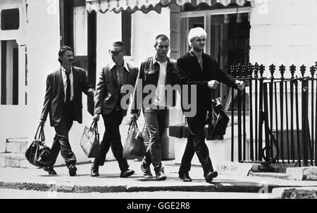 TRAINSPOTTING - NEUE HELDEN / Trainspotting GB 1995 / Danny Boyle Mark Renton hört Iggy Pop und ist wie sein Idol heroinabhängig. Mark lebt in Edinburgh in einer WG zusammen mit Spud. Tommy, ist zwar auf seine Gesundheit bedacht, verfällt aber trotzdem bald der Droge. Sick Boy achtet penibel auf sein Äußeres, neben Heroin sind James-Bond-Filme seine eigentliche Sucht... JONNY LEE MILLER - Sick Boy, EWAN McGREGOR - Mark Renton, KEVIN McKIDD - Tommy, EWEN BREMNER - Spud Regie: Danny Boyle aka. Trainspotting Stock Photo