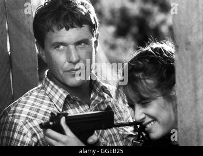 VERRATEN / Betrayed USA 1988 / Costa-Gavras Szene mit TOM BERENGER (Gary Simmons) und DEBRA WINGER (Katie Phillips). Regie: Costa-Gavras aka. Betrayed Stock Photo