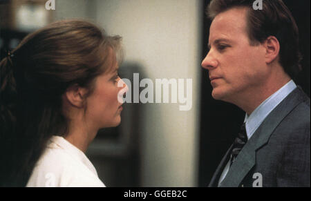 VERRATEN / Betrayed USA 1988 / Costa-Gavras Szene mit DEBRA WINGER (Katie Phillips) und JOHN HEARD (Michael Carnes). Regie: Costa-Gavras aka. Betrayed Stock Photo