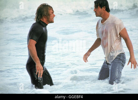 GEFÄHRLICHE BRANDUNG / Point Break USA 1991 / Kathryn Bigelow Szene mit Undercover-Agent Johnny Utah (KEANU REEVES) und Surfer Bodhi (PATRICK SWAYZE, links).  Regie: Kathryn Bigelow aka. Point Break Stock Photo