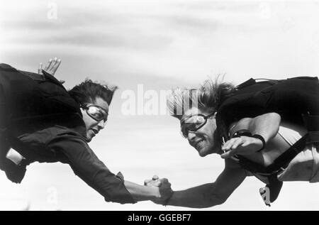 GEFÄHRLICHE BRANDUNG / Point Break USA 1991 / Kathryn Bigelow Szene mit Undercover-Agent Johnny Utah (KEANU REEVES) und Surfer Bodhi (PATRICK SWAYZE).  Regie: Kathryn Bigelow aka. Point Break Stock Photo