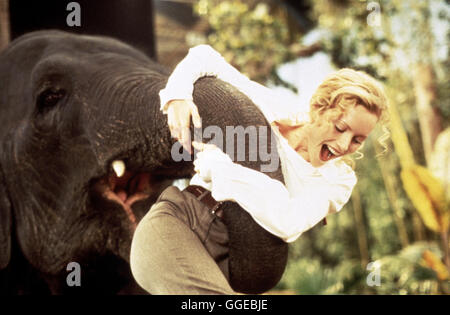 GEORGE - DER AUS DEM DSCHUNGEL KAM / George of the Jungle USA 1997 / Sam Weisman Filmszene mit LESLIE MANN und einem Elefanten Regie: Sam Weisman aka. George of the Jungle Stock Photo