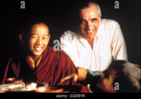 KUNDUN / Kundun USA 1997 / Martin Scorsese Szene mit GYURME TETHONG (Dalai Lama - 12 Jahre) mit Regisseur MARTIN SCORSESE. Regie: Martin Scorsese aka. Kundun Stock Photo