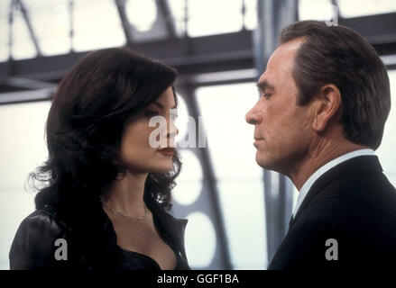 MEN IN BLACK 2 / Men In Black 2 USA 2002 / Barry Sonnenfeld Agent J (WILL SMITH). Szene mit LARA FLYNN BOYLE. Regie: Barry Sonnenfeld aka. Men In Black 2 Stock Photo