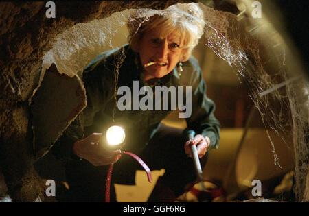 ARAC ATTACK - ANGRIFF DER ACHTBEINIGEN MONSTER / Eight Legged Freaks USA 2002 / Ellroy Elkayem Gladys (EILEEN RYAN) Regie: Ellroy Elkayem aka. Eight Legged Freaks Stock Photo