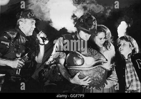 INVASION VOM MARS / Invaders from Mars USA 1986 / Tobe Hopper Szene mit Gen. Wilson (JAMES KAREN), Capt. Curtis (CHRISTOPHER ALLPORT), Linda Magnusson (KAREN BLACK), David Gardner (HUNTER CARSON)) Regie: Tobe Hopper aka. Invaders from Mars Stock Photo