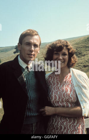 DER DOKTOR UND DAS LIEBE VIEH / All creatures great and small / CHRISTOPHER TIMOTHY (James Herriot), CAROL DRINKWATER (Helen Herriot) aka. All creatures great and small Stock Photo