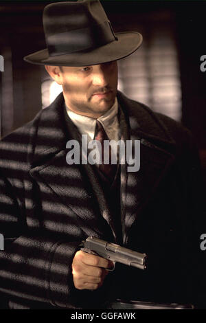 ROAD TO PERDITION / Road to Perdition USA 2002 / Sam Mendes Michael Sullivan (TOM HANKS) Regie: Sam Mendes aka. Road to Perdition Stock Photo