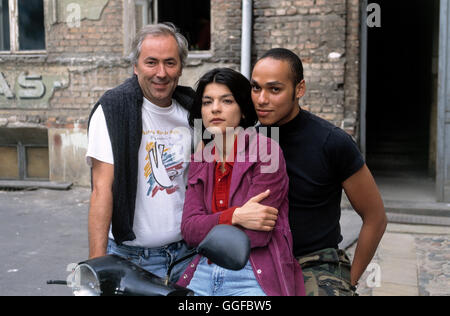 DIE PUTZFRAUENINSEL / D 1996 / Peter Timm PETER TIMM (Regisseur), JASMIN TABATABAI (Irma), KEVIN IBEKA (Eugen) Regie: Peter Timm Stock Photo