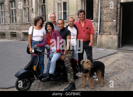 DIE PUTZFRAUENINSEL / D 1996 / Peter Timm HEIKE WIEHLE-TIMM (Produzentin), JASMIN TABATABAI (Irma), HERBERT RIMBACH (Produzent), KEVIN IBEKA (Eugen), PETER TIMM (Regisseur), Regie: Peter Timm Stock Photo