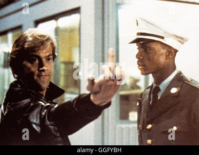 SCHÜSSE, KÜSSE UND SPIONE / Gotcha USA 1985 / Jeff Kanew ANTHONY EDWARDS (Jonathan Moore), J.P. BUMPSTEAD (Offizier) Regie: Jeff Kanew aka. Gotcha Stock Photo