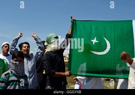 Kashmiri Muslim protesters raise a Pakistani flag and chant anti-India ...