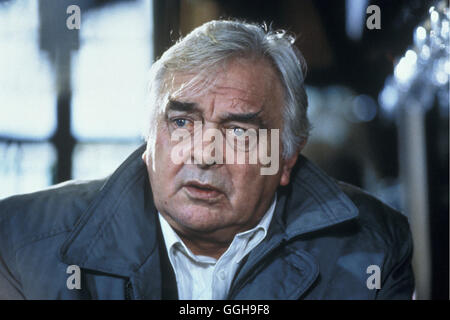 LETZTE RUNDE / Last Order GB 2002 / Fred Schepisi Lenny (DAVID HEMMINGS) Regie: Fred Schepisi aka. Last Order Stock Photo