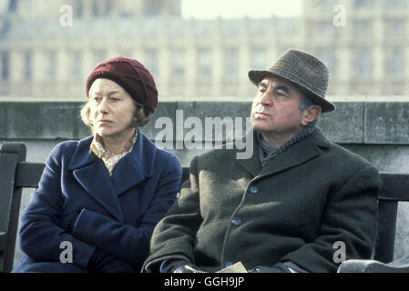 LETZTE RUNDE / Last Order GB 2002 / Fred Schepisi Amy (HELEN MIRREN), Ray (BOB HOSKINS) Regie: Fred Schepisi aka. Last Order Stock Photo