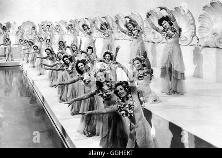 BADENDE VENUS / Bathing Beauty USA 1944 / George Sidney Szenenphoto der grossen Ballettschau. Regie: George Sidney aka. Bathing Beauty Stock Photo