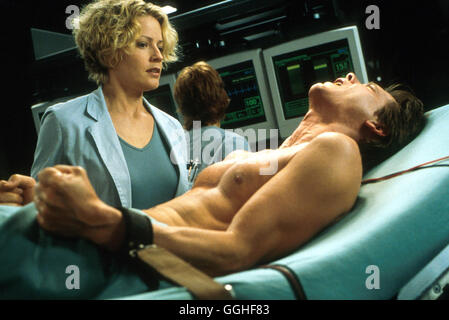 HOLLOW MAN / Unsichtbare Gefahr USA/G 2000 / Paul Verhoeven Szene mit Linda McKay (ELISABETH SHUE) und Sebastian Caine (KEVIN BACON) Regie: Paul Verhoeven aka. Unsichtbare Gefahr Stock Photo