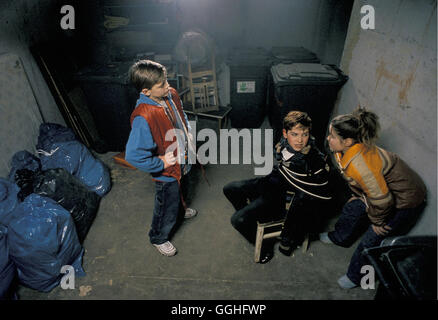 DAS FLIEGENDE KLASSENZIMMER / D 2002 / Tomy Wigand Szene mit Kreuzkamm junior (FRANCOIS GÖSKE mi.) Regie: Tomy Wigand Stock Photo