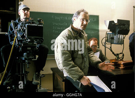 DAS FLIEGENDE KLASSENZIMMER / D 2002 / Tomy Wigand Kameramann PETER VON HALLER und Regisseur TOMY WIGAND während der Dreharbeiten... Regie: Tomy Wigand Stock Photo