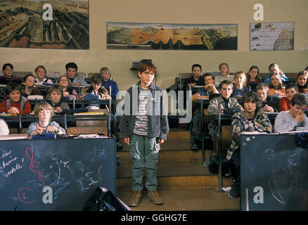 DAS FLIEGENDE KLASSENZIMMER / D 2002 / Tomy Wigand Kreuzkamm junior (FRANCOIS GÖSKE) und die Klasse... Regie: Tomy Wigand Stock Photo