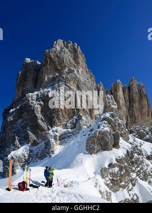 Back-country skiers in Cristallo wind gap, Cristallo, Dolomites, Belluno, Veneto, Italy Stock Photo