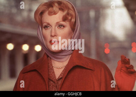 DEM HIMMEL SO FERN / Far from Heaven USA 2002 / Todd Haynes Cathy Whitaker (JULIANNE MOORE) Regie: Todd Haynes aka. Far from Heaven Stock Photo