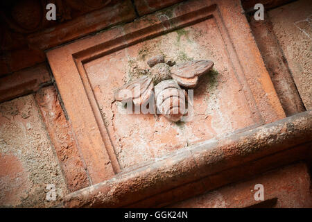 Stone mason Manchester bee details on wall Stock Photo