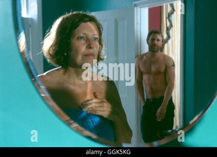 THE MOTHER - DIE MUTTER / USA 2003 / Roger Michell May (ANNE REID) und Darren (DANIEL CRAIG) Regie: Roger Michell Stock Photo