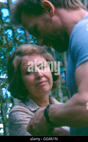 THE MOTHER - DIE MUTTER / USA 2003 / Roger Michell May (ANNE REID) und Darren (DANIEL CRAIG) Regie: Roger Michell Stock Photo