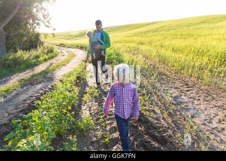 Father and children hiking along a field path, Schorfheide-Chorin Biosphere Reserve, Gerswalde-Friedenfelde, Uckermark, Brandenb Stock Photo