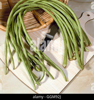 Asparagus Bean - also called Yard Long Bean (Vigna vuguiculata ssp. sesquipedalis)"""""   VEG054346  Compulsory Cre" Stock Photo