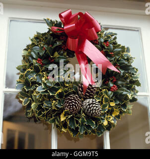 Christmas Scene - Decoration for front door.   XMS018415 Stock Photo