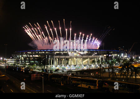 Rio de Janeiro, Brazil. 5th Aug, 2016. OPENING OF THE RIO 2016 OLYMPICS - Fireworks at the opening of the 2016 Olympic Games in Maracanã. (Photo: Luiz Souza/Fotoarena/Alamy Live News) Stock Photo