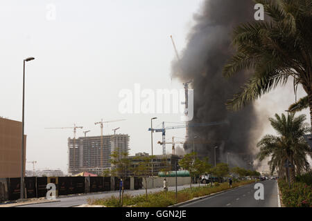 Jumeirah Village Circle, Dubai. 6th August, 2016. Huge fire at construction site on 6th August, 2016 in Jumeirah Village Circle, Dubai, United Arab Emirates. Credit:  Lukasz Engel/Alamy Live News Stock Photo