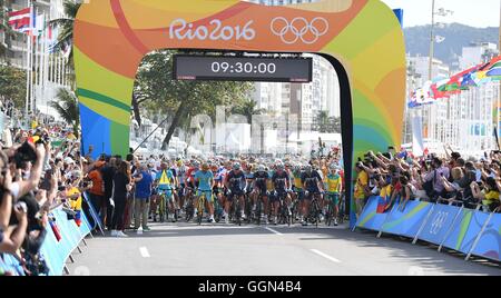 Rio de Janeiro, Brazil. 6th August, 2016. The mens road race is underway. Mens road race. Cycling. Copacobana beach. Rio de Janeiro. Brazil. 06/08/2016. Credit:  Sport In Pictures/Alamy Live News Stock Photo