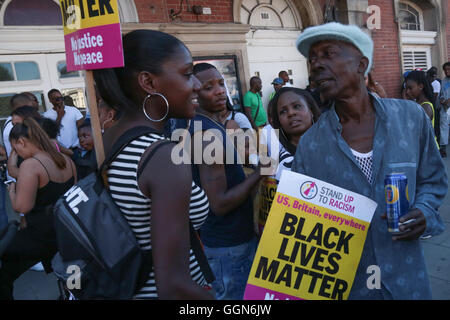 London, UK. 6th Aug, 2016. Protesters gather outside Tottenham Police Station for speeches to mark the fifth anniversary of Mark Duggan's death Credit:  Thabo Jaiyesimi/Alamy Live News