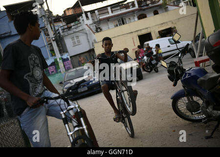 (160806) -- RIO DE JANEIRO, Aug. 6, 2016 (Xinhua) -- Photo taken on Aug. 5, 2016 shows children riding bicycles on a narrow street of Rio de Janeiro, Brazil.  The 31th summer Olympic Games opened here Friday. ?Xinhua/Wang Peng?(xr) Stock Photo