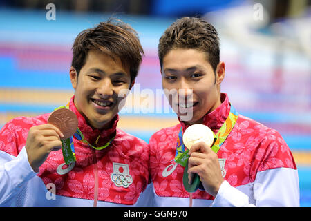 Rio de Janeiro, Brazil. 6th Aug, 2016. Gold medal winner Kosuke Hagino (R) of Japan and bronze medal winner Daiya Seto (L) of Japan pose with their medals after the Men's 400m Individual Medley final during the Swimming events of the Rio 2016 Olympic Games at the Olympic Aquatics Stadium, in Rio de Janeiro, Brazil, 6 August 2016. Photo: Michael Kappeler/dpa/Alamy Live News Stock Photo