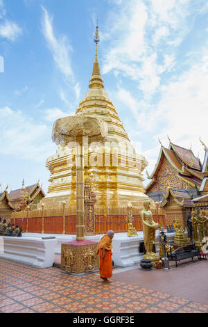 Chiang Mai. Theravada Buddhist Monk doing walking meditation around the golden pagoda at Doi Suthep temple (Wat Phra That Doi Suthep Ratchaworawihan) Stock Photo