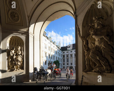 Wien, Vienna: Looking through the Michael's Gate in the interior courtyard of the Hofburg and Fiaker (horse cab), Austria, Wien, Stock Photo